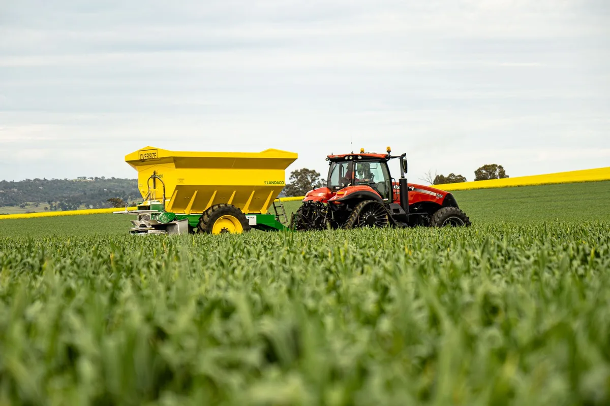 lawn fertilizer spreader