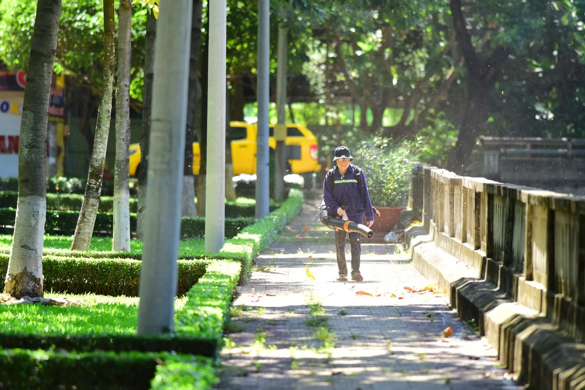 leaf blower