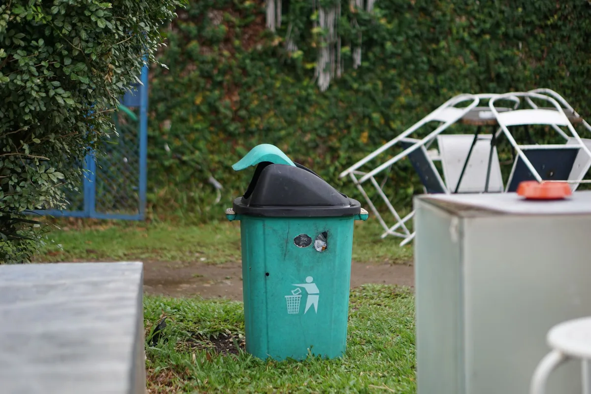 outdoor trash can lid