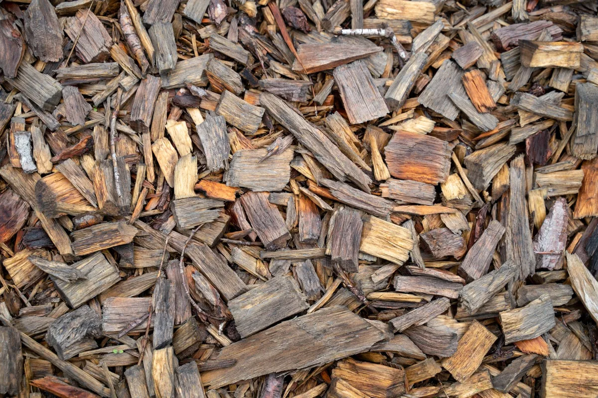 Shredded hardwood mulch